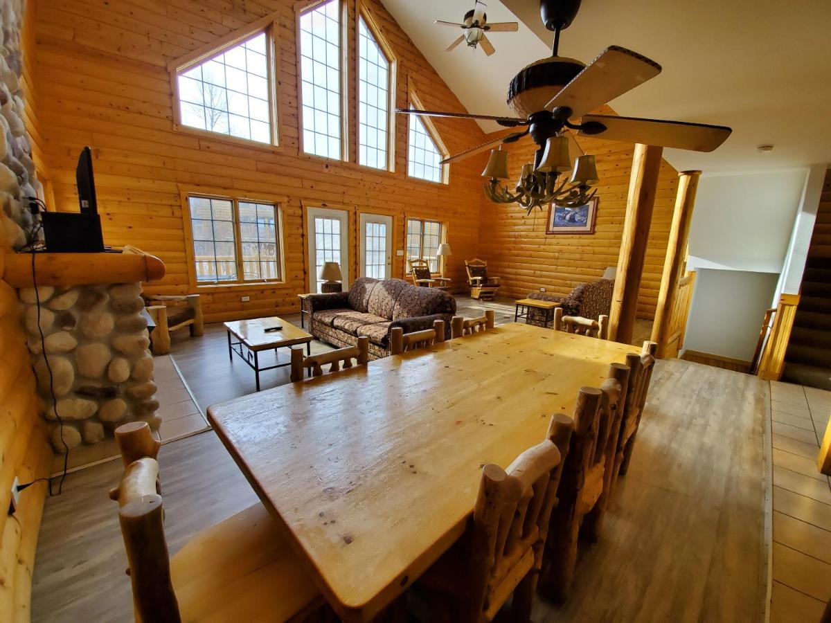 Grand Bear Resort At Starved Rock Utica Exterior photo